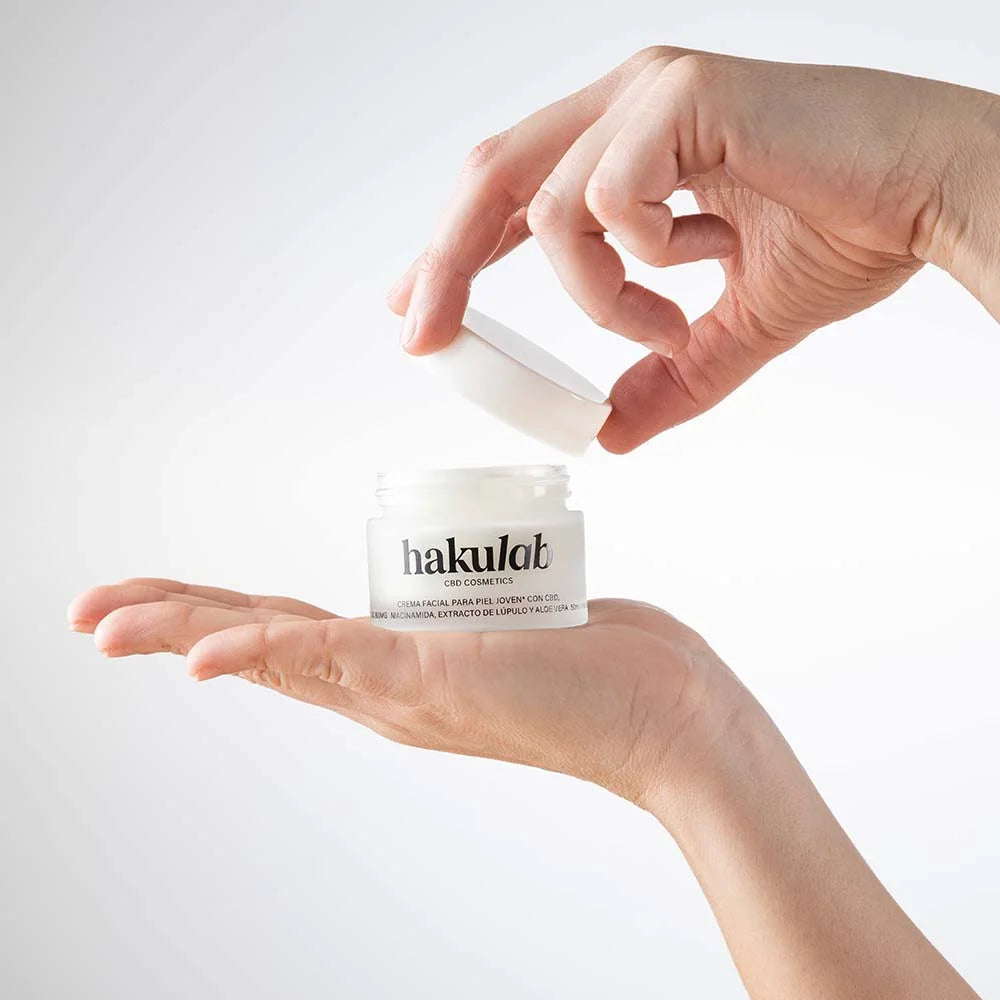 Crema Facial para Piel Joven con CBD, Niacinamida, Extracto de Lúpulo y Aloe Vera - hakuLab CBD Cosmetics