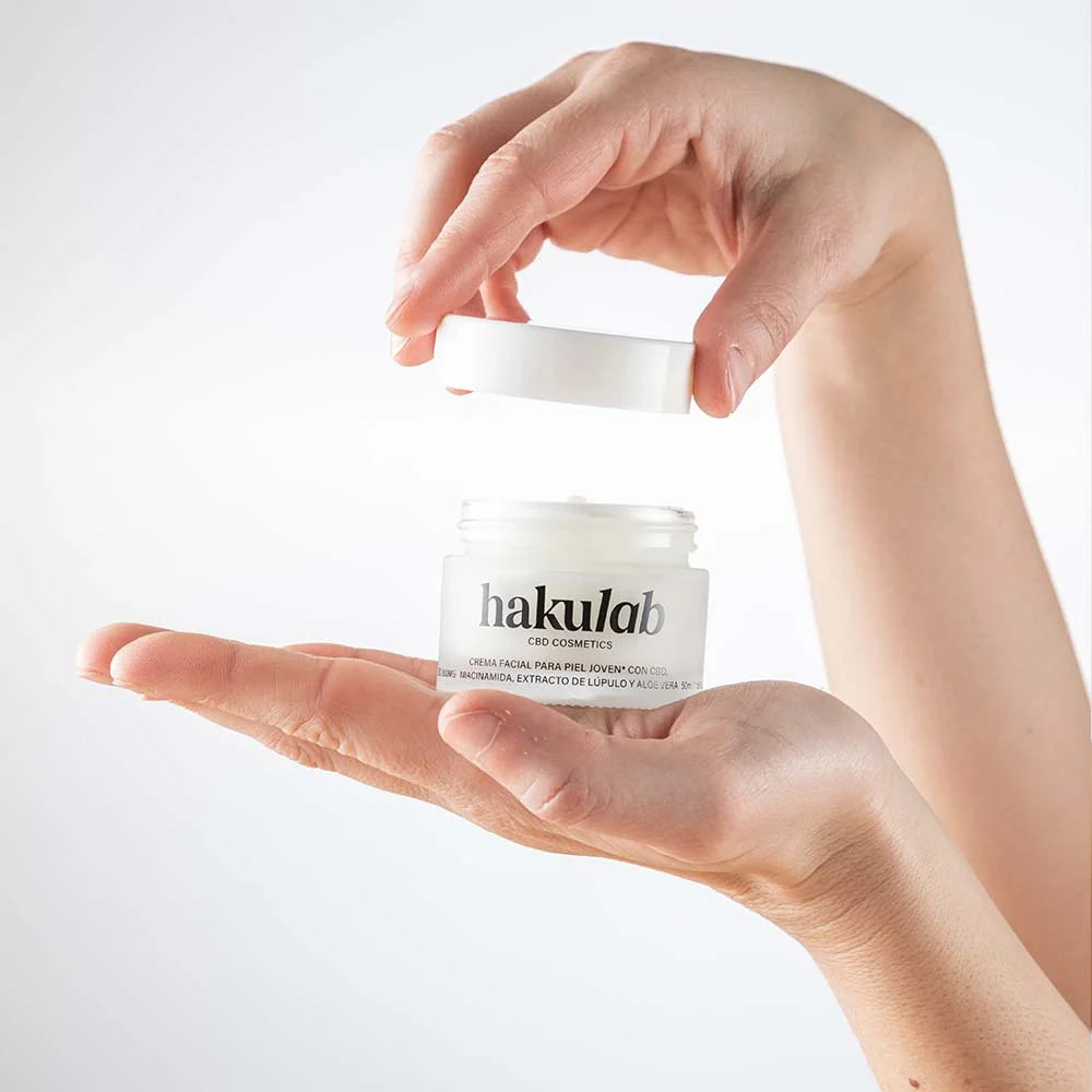 Crema Facial para Piel Joven con CBD, Niacinamida, Extracto de Lúpulo y Aloe Vera - hakuLab CBD Cosmetics