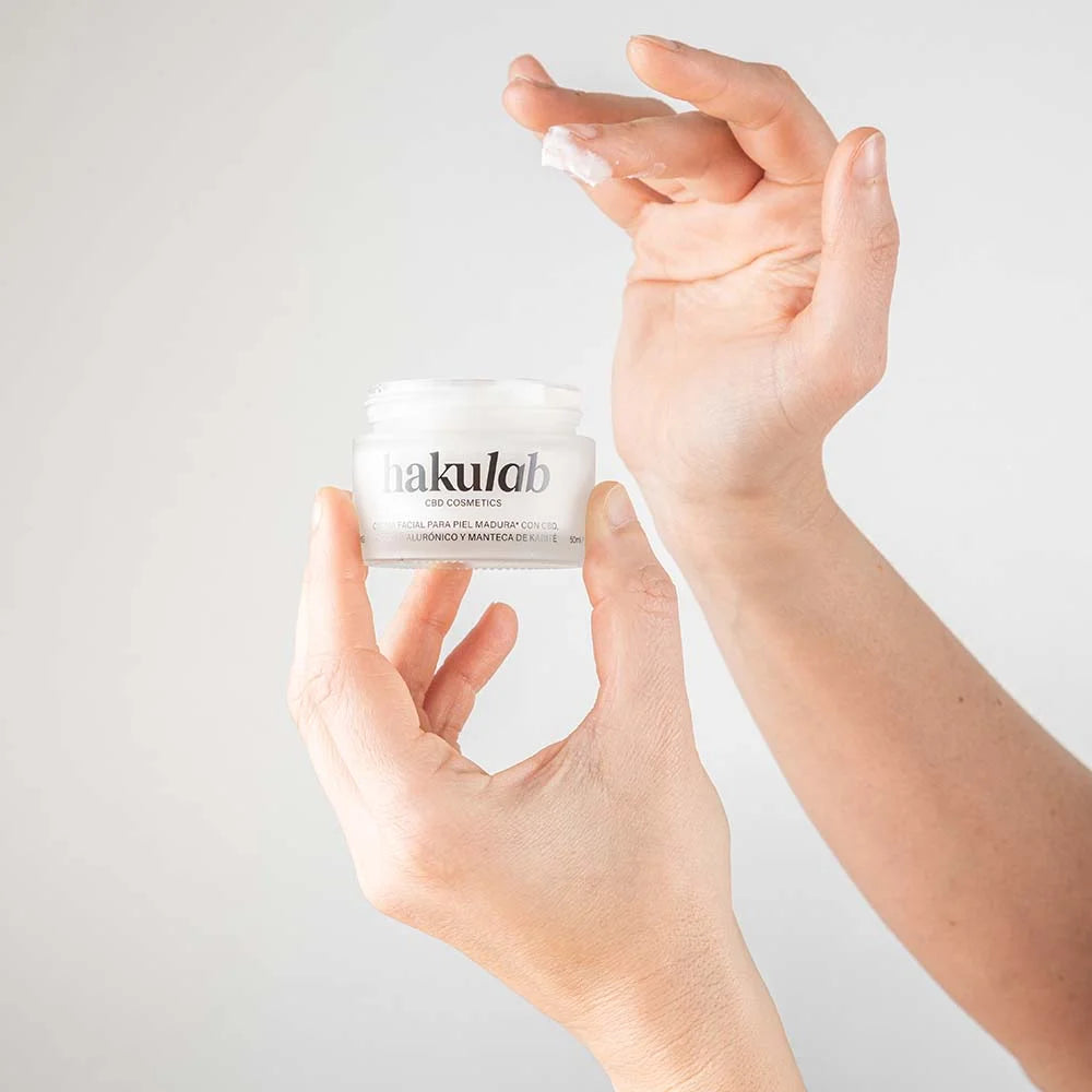 Crema Facial para Piel Madura con CBD, Ácido Hialurónico y Manteca de Karité . hakuLab CBD Cosmetics