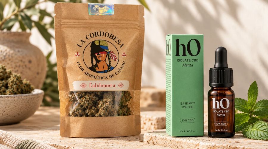 Flores de CBD y frasco de aceite de CBD comparados
